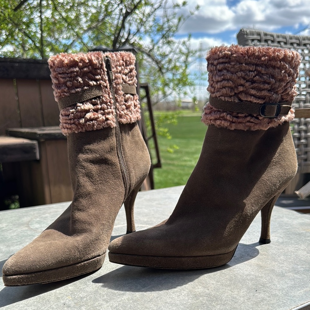 Stuart Weitzman Elegant Brown Ankle Boots with Pink Fur Trim with Leather Sole